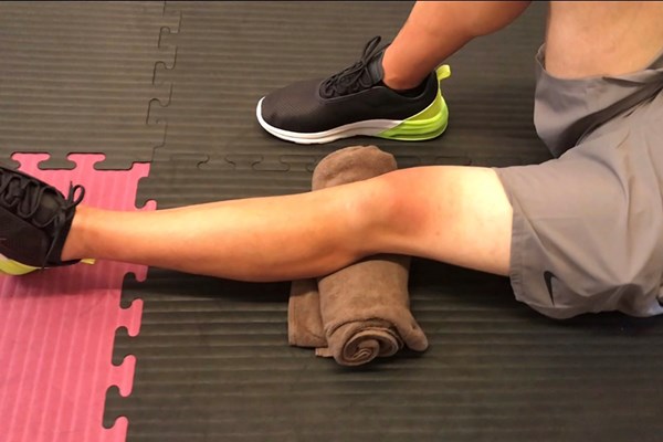 ひざ痛の軽減と予防に効く運動 ひざ裏のタオルを押しつぶしましょう