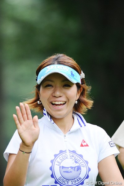 2010年 ニトリレディスゴルフトーナメント最終日 中村香織 番外編(1) 今日もカメラ目線の笑顔が眩しいカオリであったが・・・。