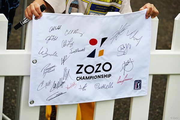 2023年 ZOZOチャンピオンシップ 最終日 ギャラリー 子供たちが持つフラッグにはたくさんのサインが