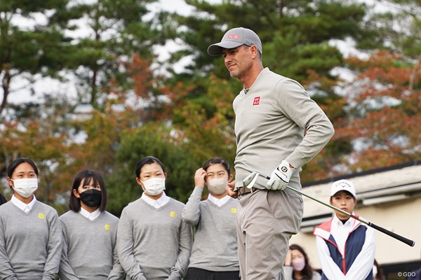 2022年 日本オープンゴルフ選手権競技  初日 アダム・スコット 真剣なまなざしで、世界のトッププロの弾道を見ていた