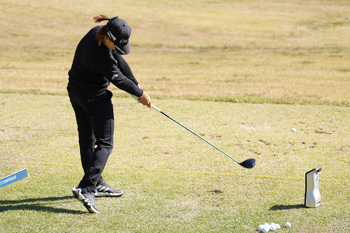 ドライバーショットの感触を確かめた