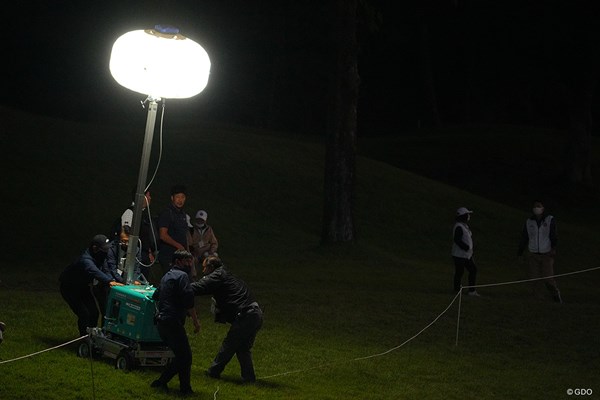 2022年 日本オープンゴルフ選手権競技 初日 投光器 終盤には投光器を用いた