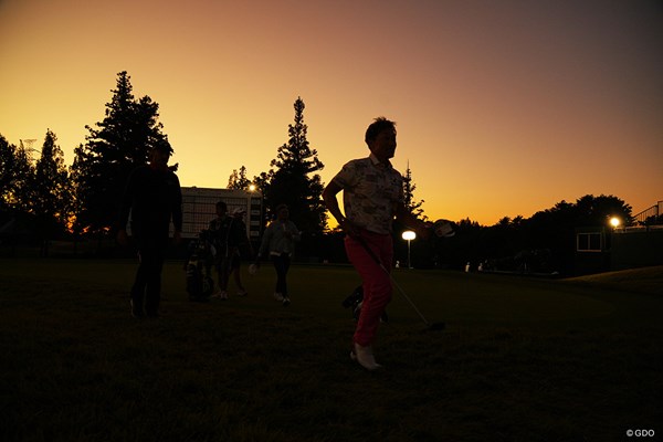 2022年 日本オープンゴルフ選手権競技 初日 夕闇 夕暮れの中でプレーする選手も