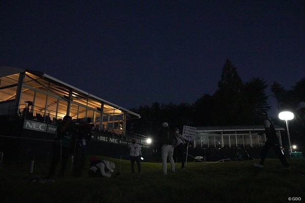 2022年 日本オープンゴルフ選手権競技 初日 コース 投光器の中で
