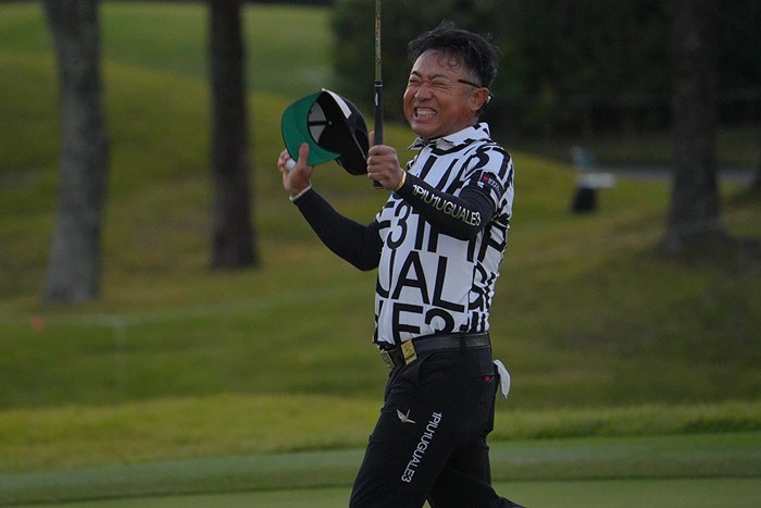 最終18番、チップインバーディに雄叫び。 2022年 日本オープンゴルフ選手権競技 初日 片山晋呉