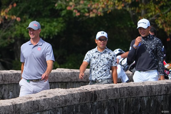2022年 日本オープンゴルフ選手権競技  2日目 比嘉一貴 アダム・スコット（左）との身長差は30㎝弱、小兵の比嘉（中）が奮闘した