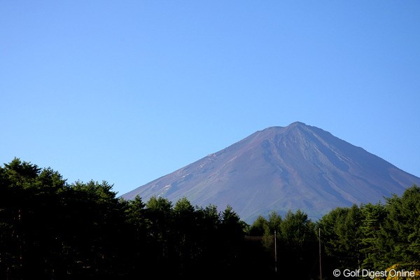 2010年 フジサンケイクラシック初日 富士山 空気が澄んだスタート前、富士山が青空によく映えていた
