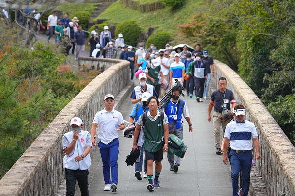 2022年 日本オープンゴルフ選手権競技  3日目 蝉川泰果 蝉川につくギャラリーはホールを進めるごとに膨らんだ