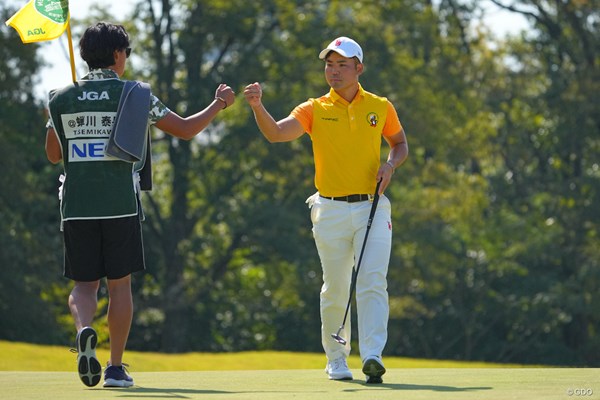 2022年 日本オープンゴルフ選手権競技 最終日 蝉川泰果 1番のバーディ発進でキャディとグータッチ