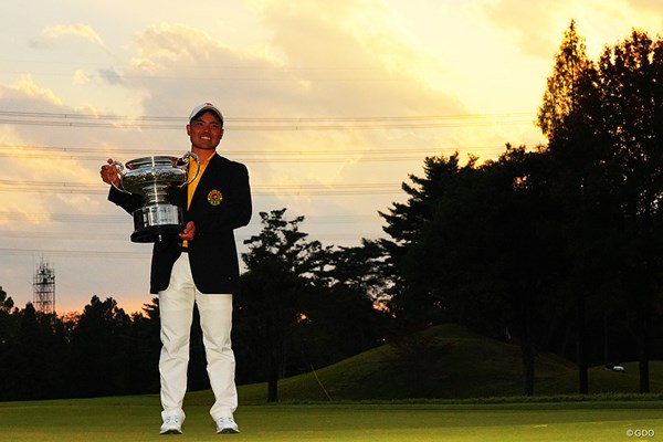 2022年 日本オープンゴルフ選手権競技 最終日 蝉川泰果 夕日に照らされるチャンピオン