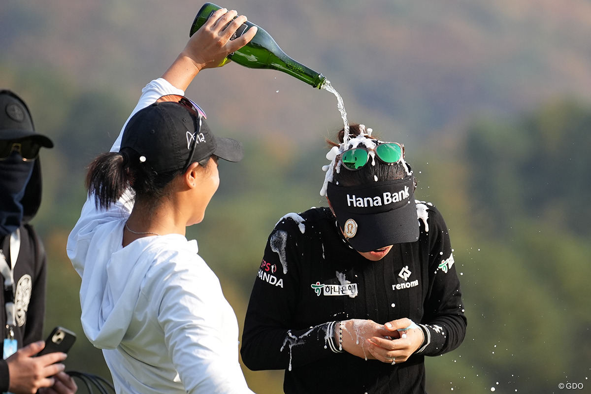 シャンパンで祝福