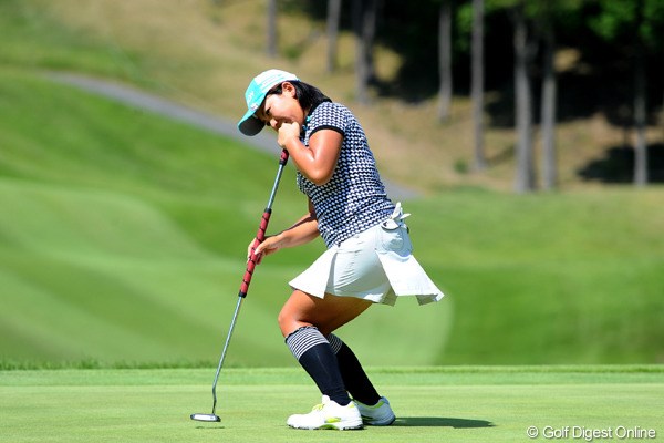 2010年 ゴルフ5レディスプロゴルフトーナメント初日 吉田弓美子 長尺パターを使いこなし6バーディを奪った吉田弓美子
