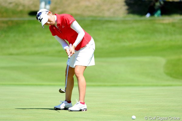 2010年 ゴルフ5レディスプロゴルフトーナメント初日 飯島茜 上体を極端に前傾させたフォームでバーディを量産する飯島茜