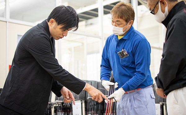 本間ゴルフ 酒田工場のモノづくり シャフトの塗装にも匠たちの技術が詰まっている（撮影：落合隆仁）