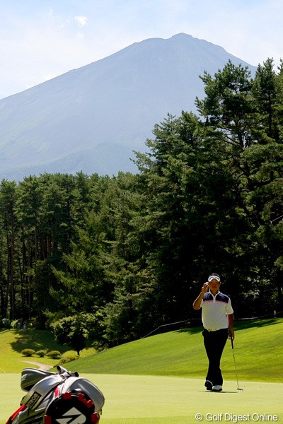 2010年 フジサンケイクラシック2日目 薗田峻輔 富士山をバックに、ギャラリーの歓声に応える薗田峻輔