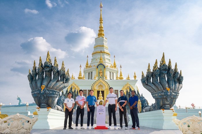 タイの寺院で注目選手がフォトセッション。左は日本勢の山下（大会提供） 2022年 アジアパシフィックアマチュアゴルフ選手権 事前 山下勝将