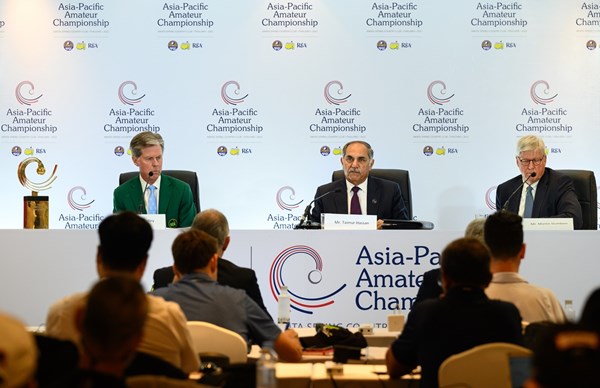 2022年 アジアパシフィックアマチュア選手権 フレット・リドリー オーガスタナショナルGCのチェアマン、リドリー氏（左）らが会見を行った（大会提供）