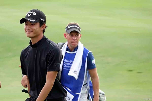 2022年 アジアパシフィックアマチュアゴルフ選手権 初日 鈴木隆太 2位で発進した鈴木隆太。18番で長いパーパットを決めて「ほっ」