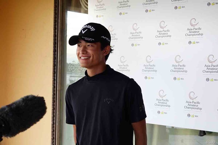 大会インタビューで笑顔を見せる 2022年 アジアパシフィックアマチュアゴルフ選手権 初日 鈴木隆太