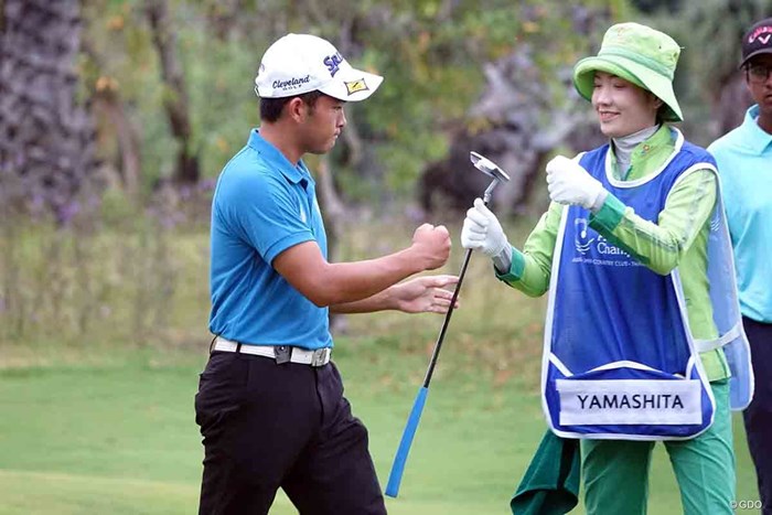 タイのキャディさんとグータッチ 2022年 アジアパシフィックアマチュアゴルフ選手権 初日 山下勝将