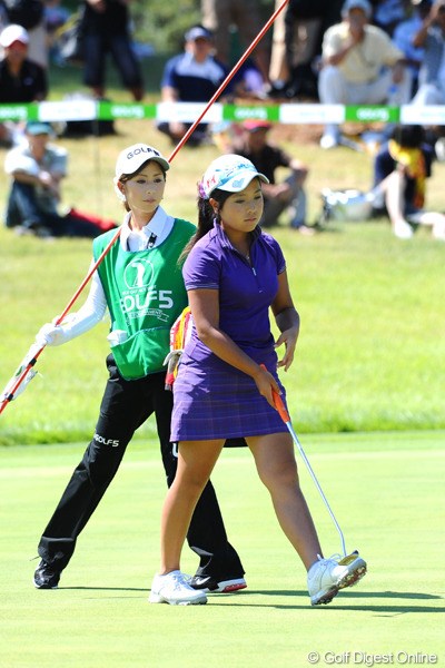 2010年 ゴルフ5レディスプロゴルフトーナメント2日目 青木瀬令奈＆茉里奈 キャディの姉・茉里奈と共に上位を目指す青木瀬令奈