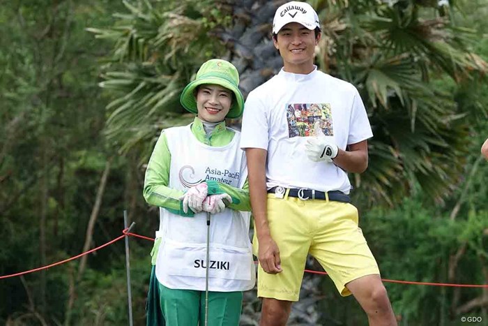 すっかりキャディさんといいコンビ 2022年 アジアパシフィックアマチュアゴルフ選手権 2日目 鈴木隆太