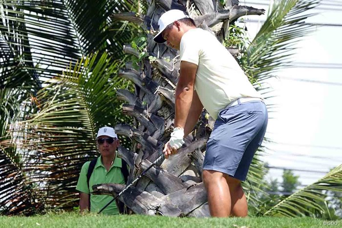 木陰からこっそり息子を見守る父の姿が 2022年 アジアパシフィックアマチュアゴルフ選手権 3日目 欧陽子龍