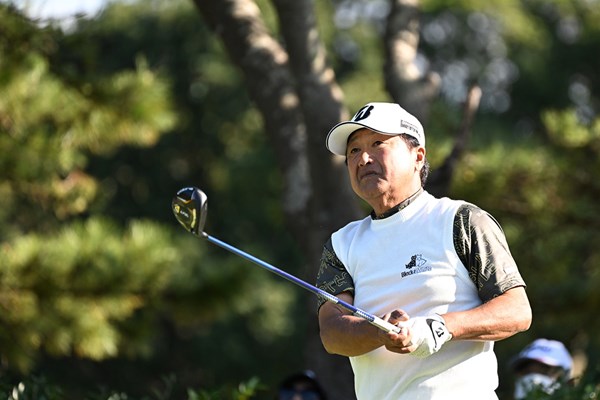 倉本昌弘が「67」のエージシュートで首位につけた(提供：日本プロゴルフ協会)