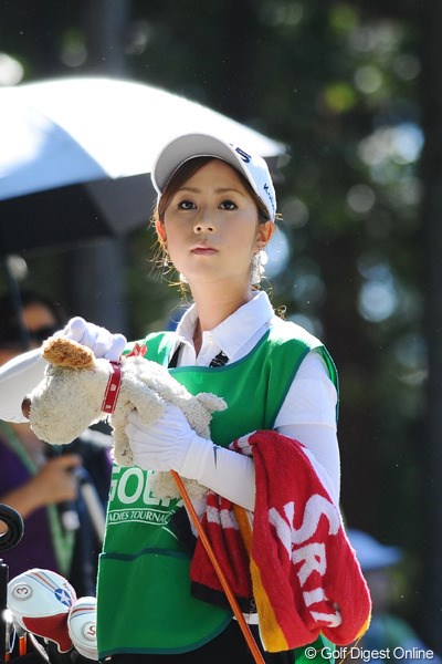 2010年 ゴルフ5レディスプロゴルフトーナメント2日目 青木茉里奈 で、この人がセレナちゃんの姉さんのマリナちゃん。美しすぎるキャディと呼ばせてもらいます。