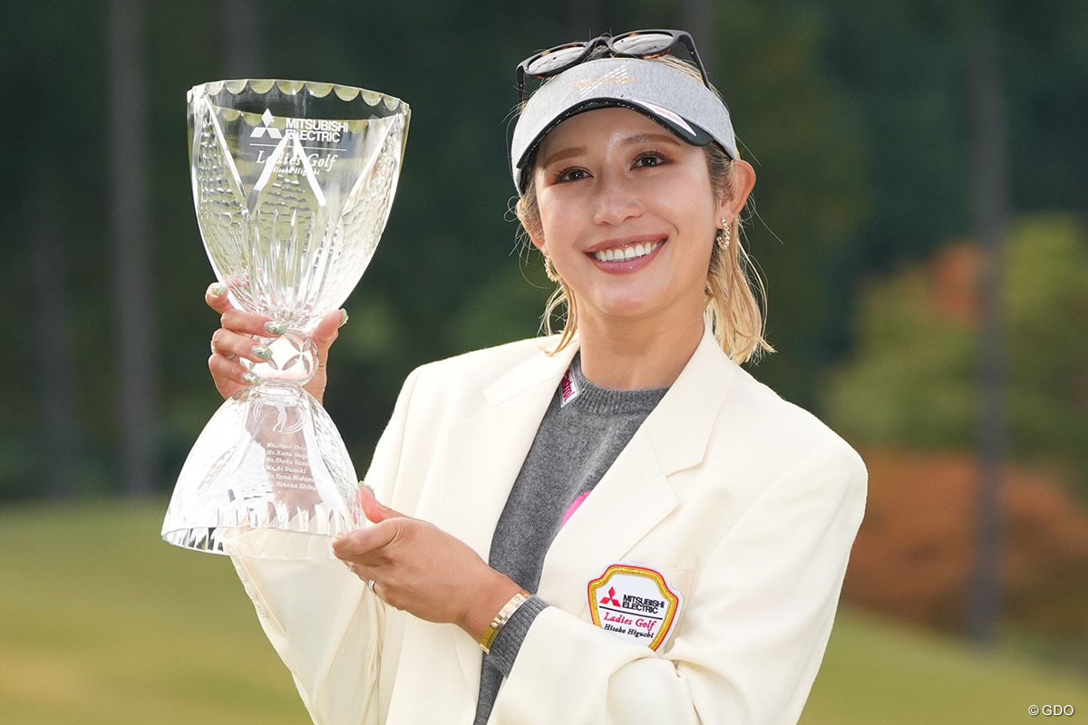 金田久美子が11年189日ぶりのツアー2勝目を挙げ、カップを掲げた