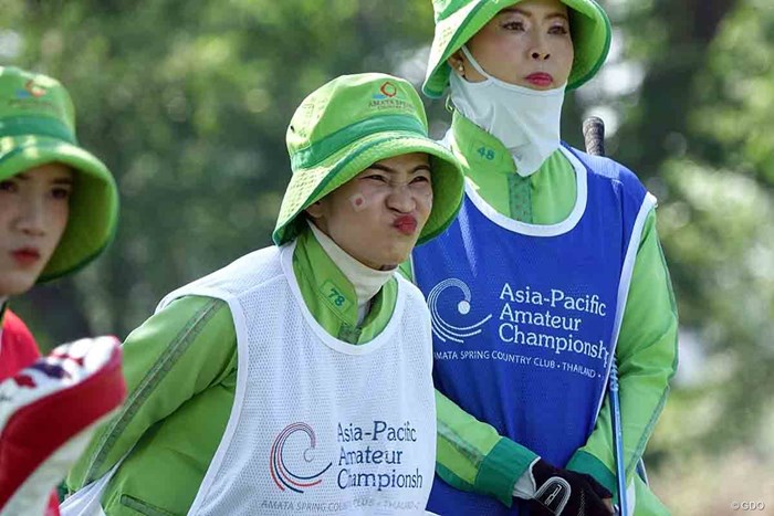 タイのハウスキャディさん すっかり鈴木隆太のファン？ 2022年 アジアパシフィックアマチュアゴルフ選手権 最終日 キャディ