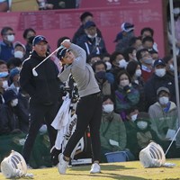 大勢のギャラリーが見つめる中練習する 2022年 樋口久子 三菱電機レディスゴルフトーナメント 最終日 山路晶