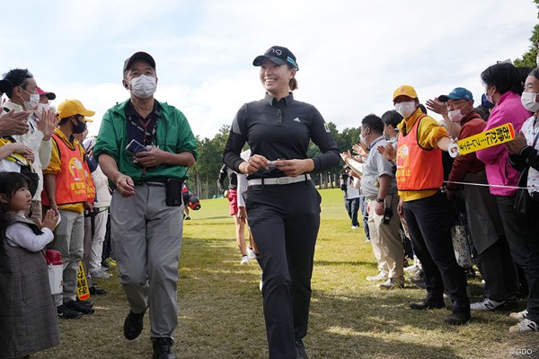 2022年 樋口久子 三菱電機レディスゴルフトーナメント 最終日 渋野日向子 競技を終え笑顔で引き上げる