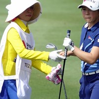 キャディさん いてくれてよかった！ 2022年 アジアパシフィック女子アマチュアゴルフ選手権 初日 手塚彩馨