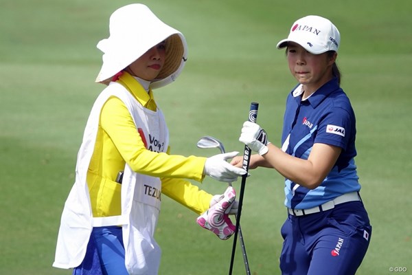 2022年 アジアパシフィック女子アマチュアゴルフ選手権 初日 手塚彩馨 キャディさん いてくれてよかった！