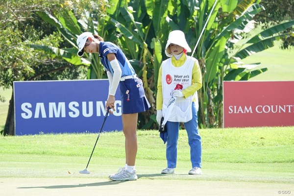 2022年 アジアパシフィック女子アマチュアゴルフ選手権 初日 馬場咲希 パッティングが思うように打てない
