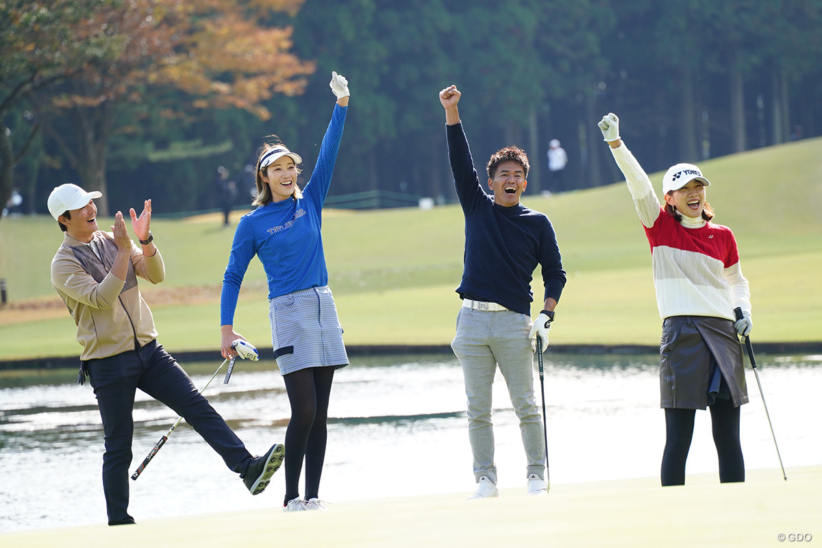 プロアマ戦で盛り上がる石川遼と同伴の（左から）狩野舞子さん、武井壮さん、潮田玲子さん