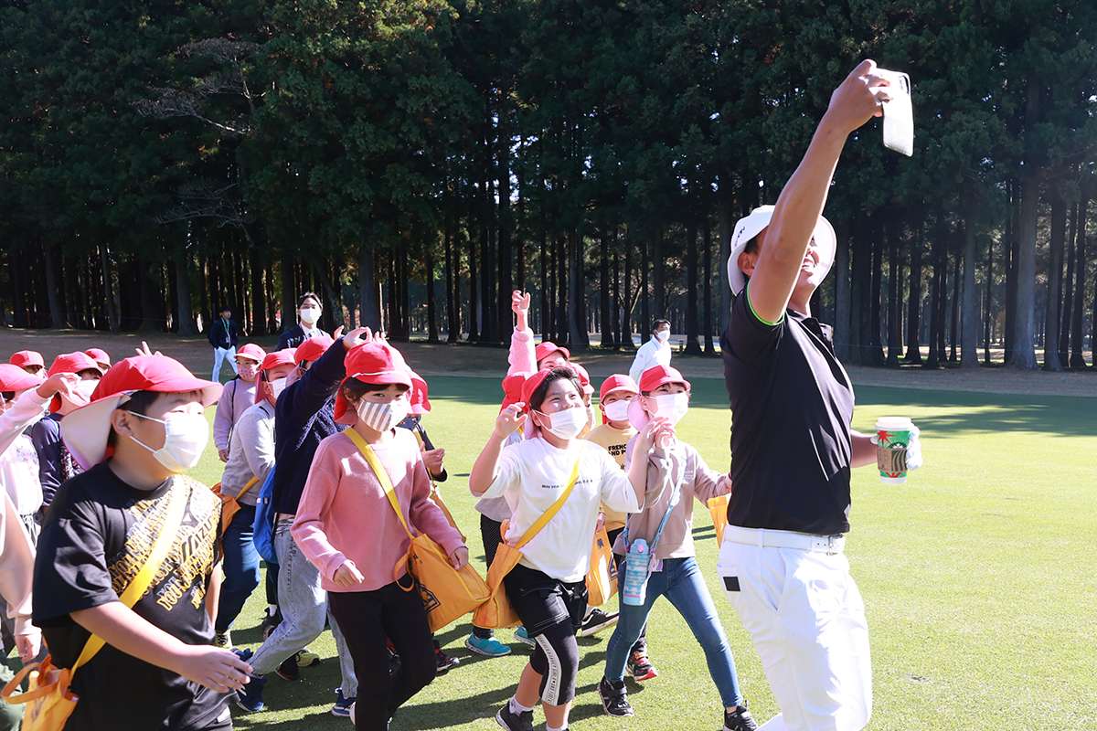 大会2日前のイベントは参加した小学生と楽しんだ（大会提供）