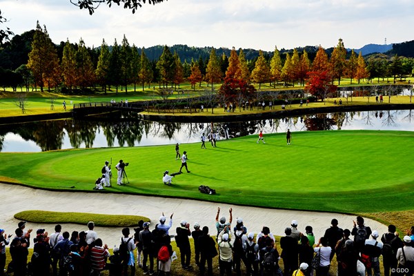2022年 伊藤園レディスゴルフトーナメント 2日目 上田桃子 多くのギャラリーが見守る