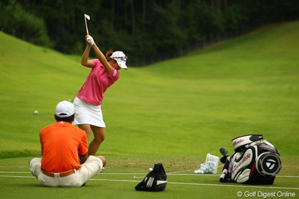 2010年 日本女子プロゴルフ選手権大会コニカミノルタ杯事前情報 諸見里しのぶ ラウンドは9ホール、ドライビングレンジで入念に練習を行っていたディフェンディングチャンピオン