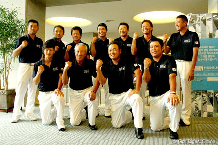 日本代表が集まり集合写真。明日からの活躍に期待！ 2010年 現代キャピタル招待 日韓プロゴルフ対抗戦事前情報 日本代表