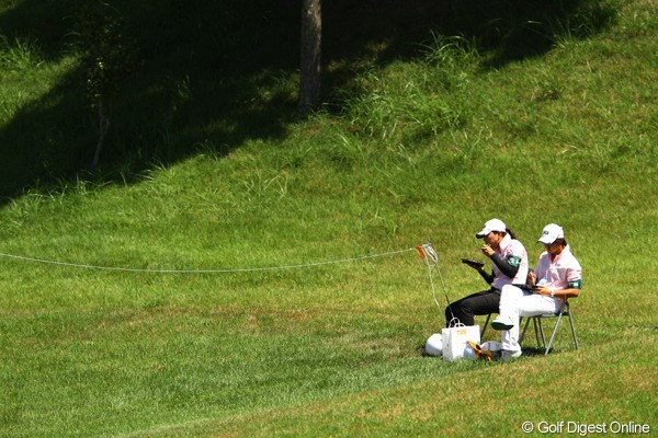 2010年 日本女子プロゴルフ選手権大会コニカミノルタ杯初日 ルーキーキャンプ2 「美保子ちゃ～ん、試合に出れない私達の分もがんばって～！でもお腹空いたから、お弁当食べよっと。」
