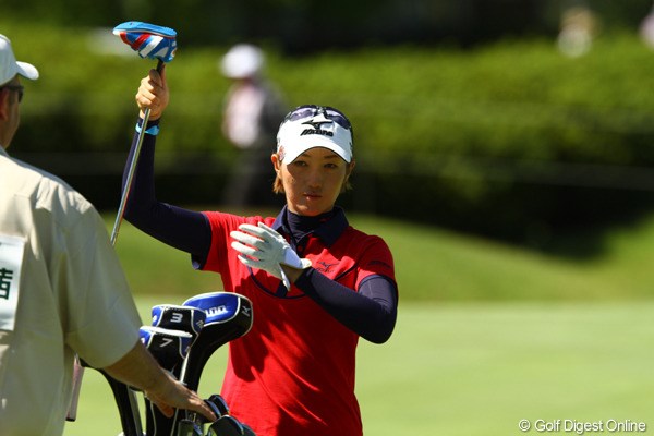 2010年 日本女子プロゴルフ選手権大会コニカミノルタ杯初日 飯島茜 先週のチャンピオンも、好調は続いていないようですねぇ。ベビーシューズをパターカバーにしているのがカワイイですね。2オーバー37位タイで