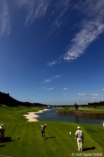 2010年 日本女子プロゴルフ選手権大会コニカミノルタ杯初日 9番ミドルホール ビーチバンカーと池が美しい9番ホール。日差しはまだまだ暑いですが、空の雲はもう秋模様ですねぇ