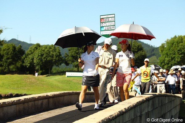 2010年 日本女子プロゴルフ選手権大会コニカミノルタ杯初日 第39組 諸見里しのぶと上田桃子は仲良く談笑。ギャラリーを一番多く引き連れているペアリングでした