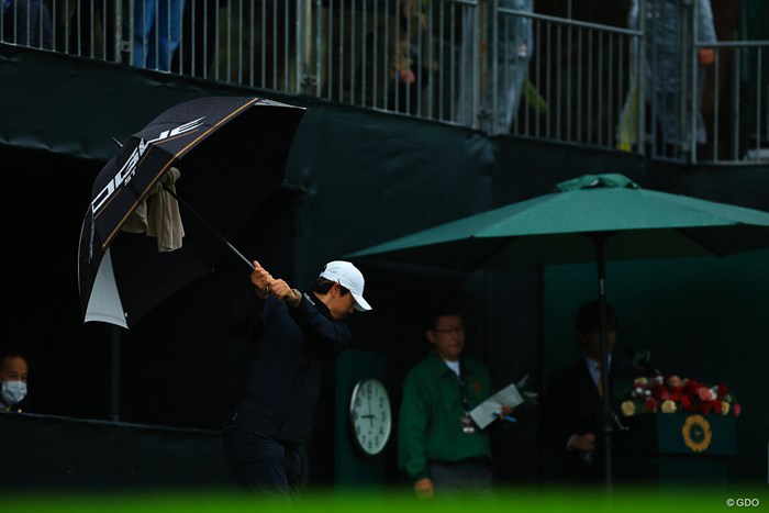 雨が酷すぎるから傘で 2022年 ダンロップフェニックストーナメント 3日目 石川遼