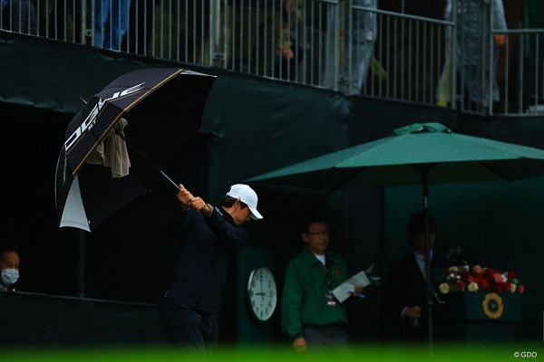 2022年 ダンロップフェニックストーナメント 3日目 石川遼 雨が酷すぎるから傘で