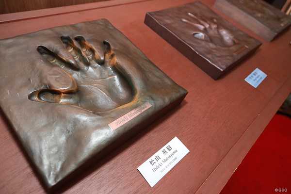 銅板の手形は普段フェニックスCCのクラブハウスに寄贈されている