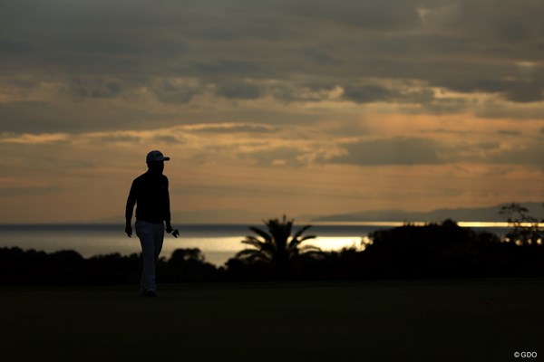 2022年 カシオワールドオープンゴルフトーナメント 初日 小平智 9番奥には海が輝いてます