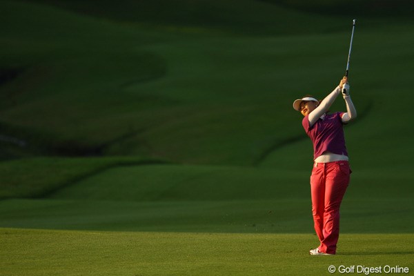 2010年 日本女子プロゴルフ選手権競技コミカミノルタ杯2日目 黄アルム いつも出入りが激しいゴルフの印象があるんですが、今日は安定したゴルフで2つスコアを伸ばしました。トータル2アンダー7位タイです